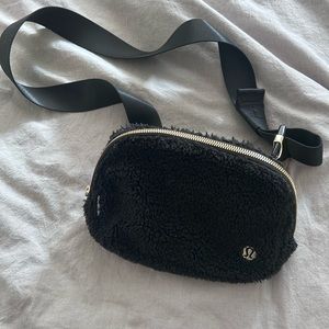 Lululemon Everywhere Belt Bag (Black Sherpa)